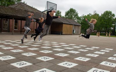 “Laat kinderen springend sommetjes maken.”