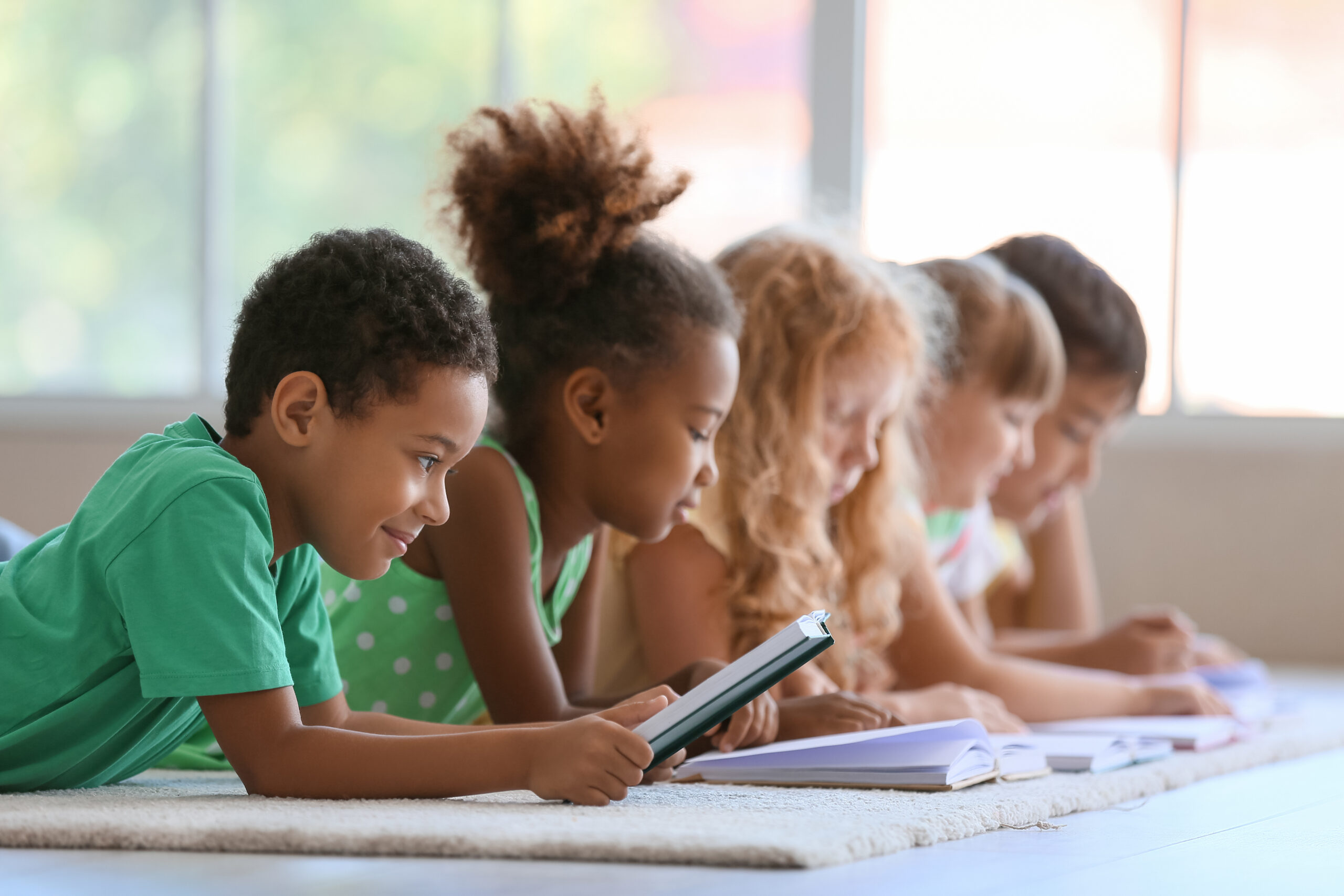 Jonge kinderen lezen op school Leesvaardigheden verbeteren